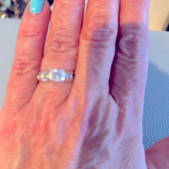 Genuine diamond ring with s certificate - Picture 1 of 3